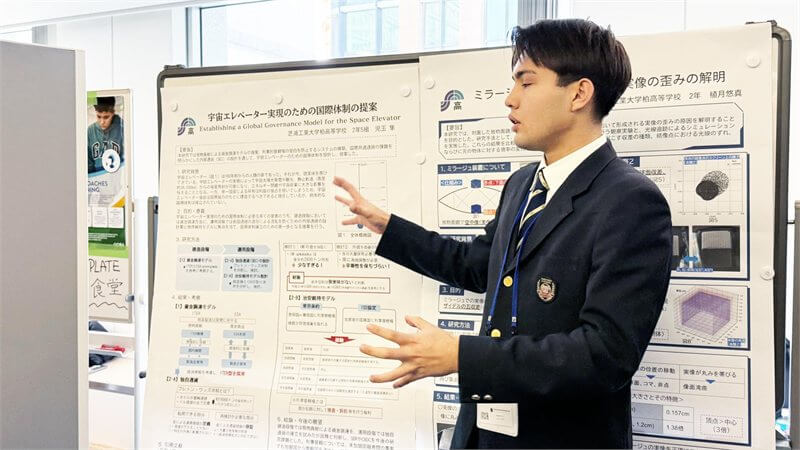 探究ポスターを前に研究内容を発表する生徒